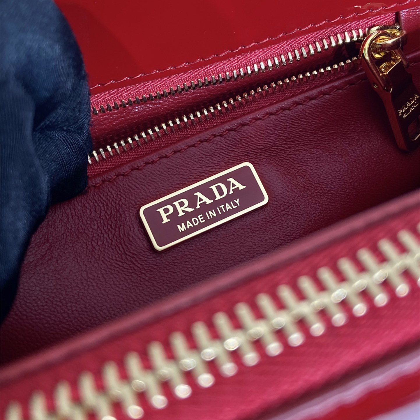 高仿Prada*Galleria系列1BA906漆皮單肩手提包櫻桃紅mini純原版本