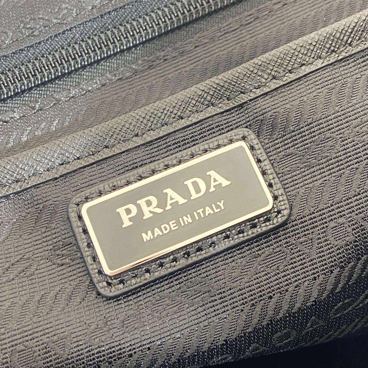 高仿Prada*Re-Nylon系列2VZ110尼龍雙肩背囊男女同款灰色純原版本