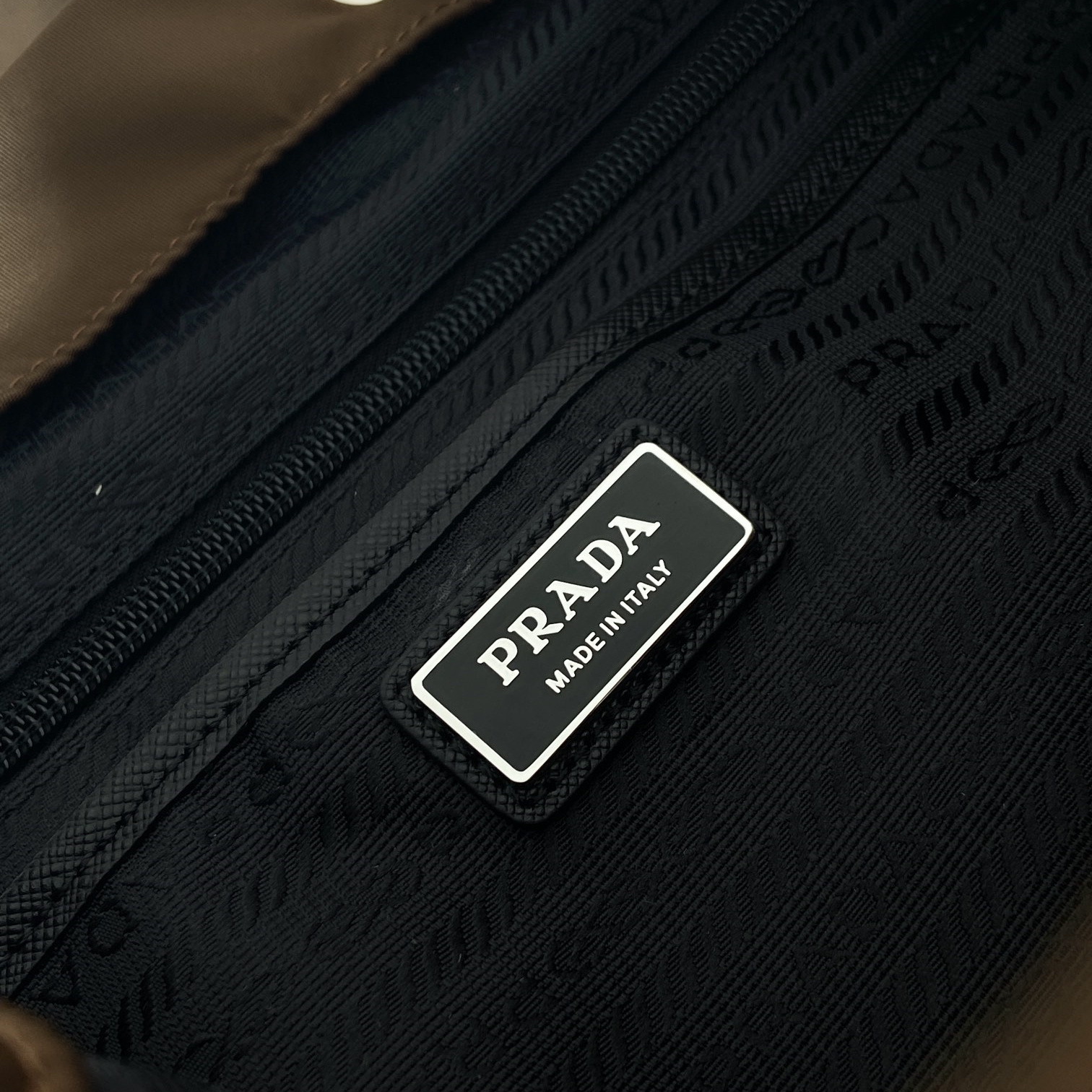 高仿Prada*Re-Nylon系列2VZ110尼龍雙肩背囊男女同款棕色純原版本