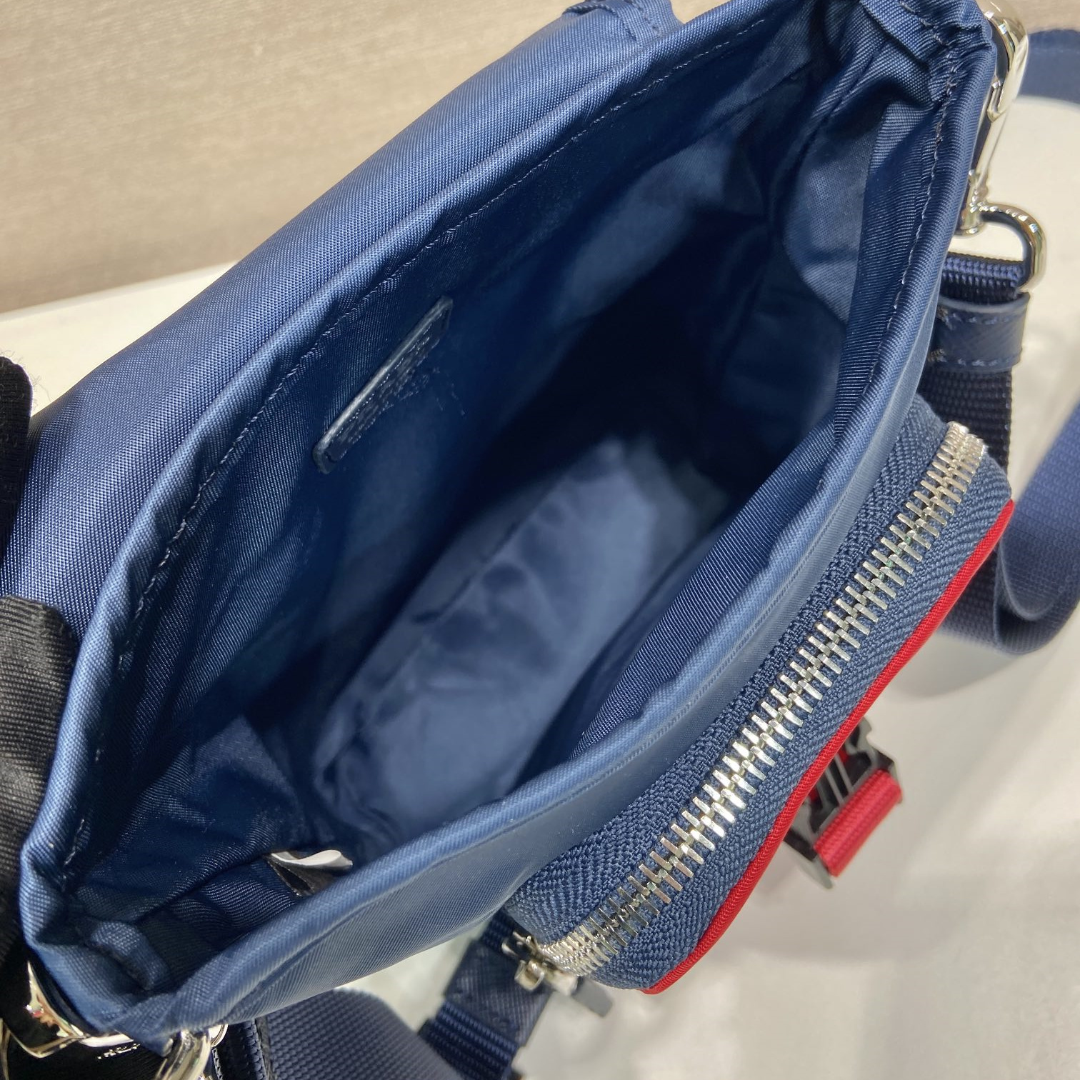 高仿Prada*Re-Nylon系列2ZT086尼龍手機包黑紅色純原版本