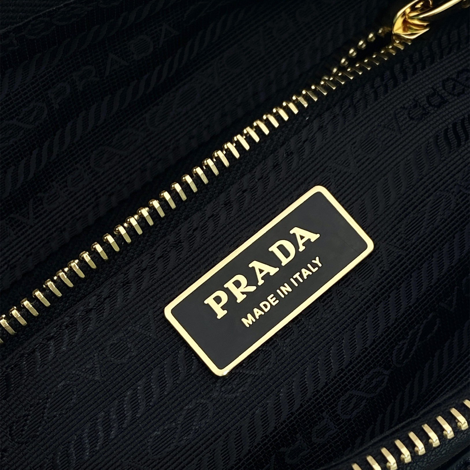 高仿Prada*Explore系列1BC264羊皮斜跨包黑色大號純原版本