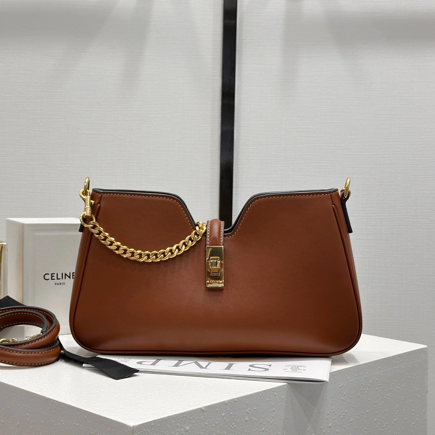 高仿 Celine 16Soft 122073 棕色：包身正面與翻蓋貼合