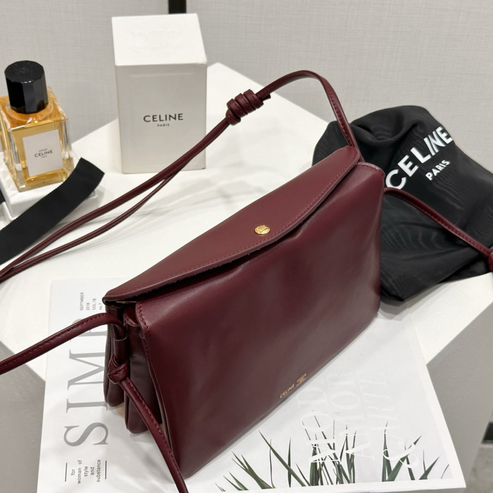 Celine TrioFlap 10P862：層間距與縫線近拍