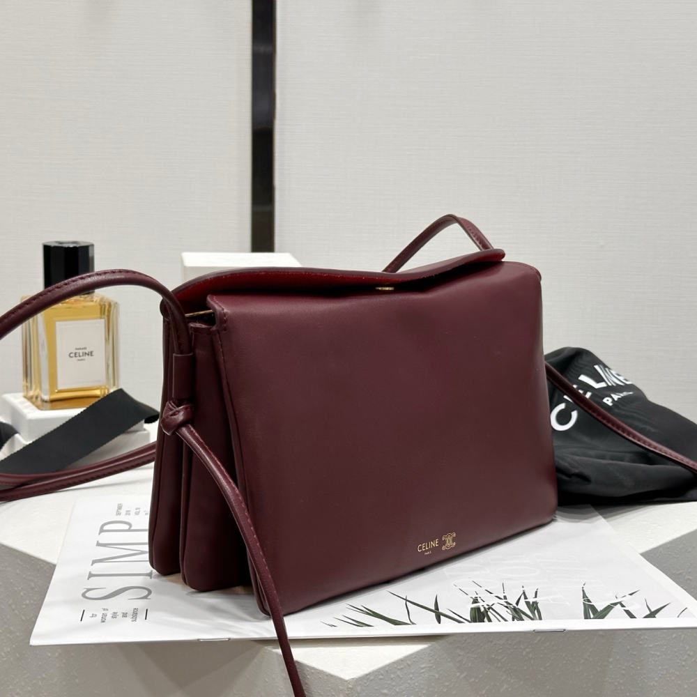 Celine TrioFlap 10P862：三層開口與內部
