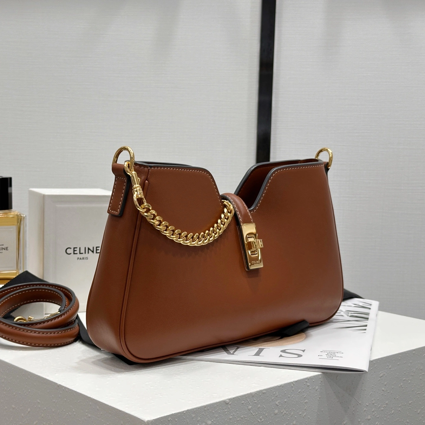 Celine 16Soft 122073：側面厚度與包身比例