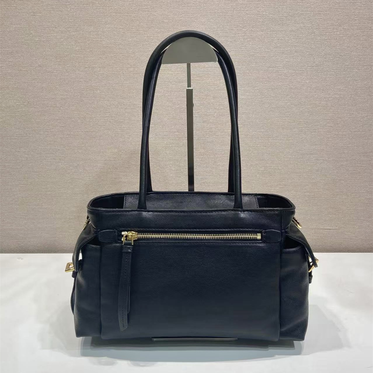高仿Prada*Explore系列1BG596羊皮手提包黑色中號純原版本