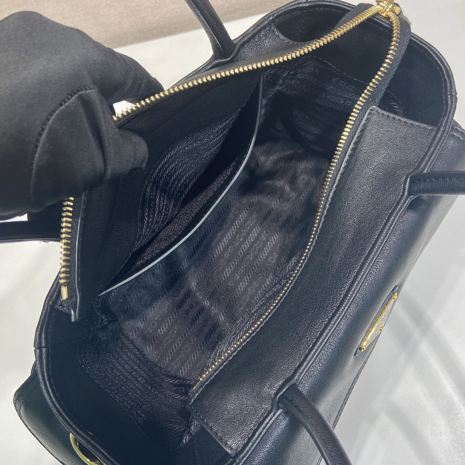 高仿Prada*Explore系列1BG596羊皮手提包黑色中號純原版本