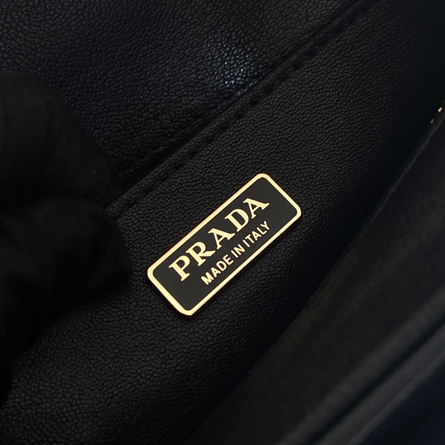 高仿Prada*Explore系列1BG596羊皮手提包黑色中號純原版本