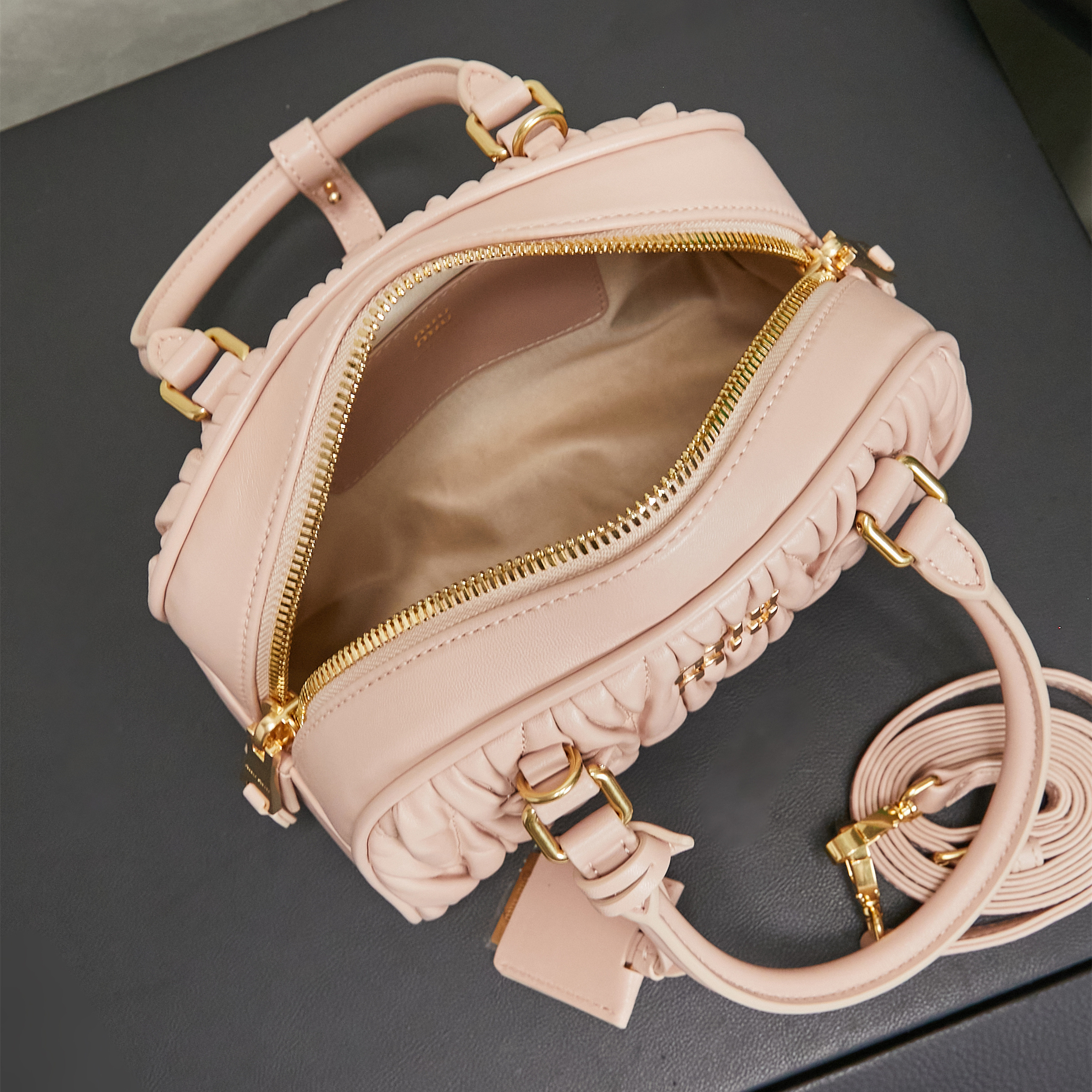 高仿miumiu*Arcadie系列5BB191羊皮手提包粉色小號純原版本
