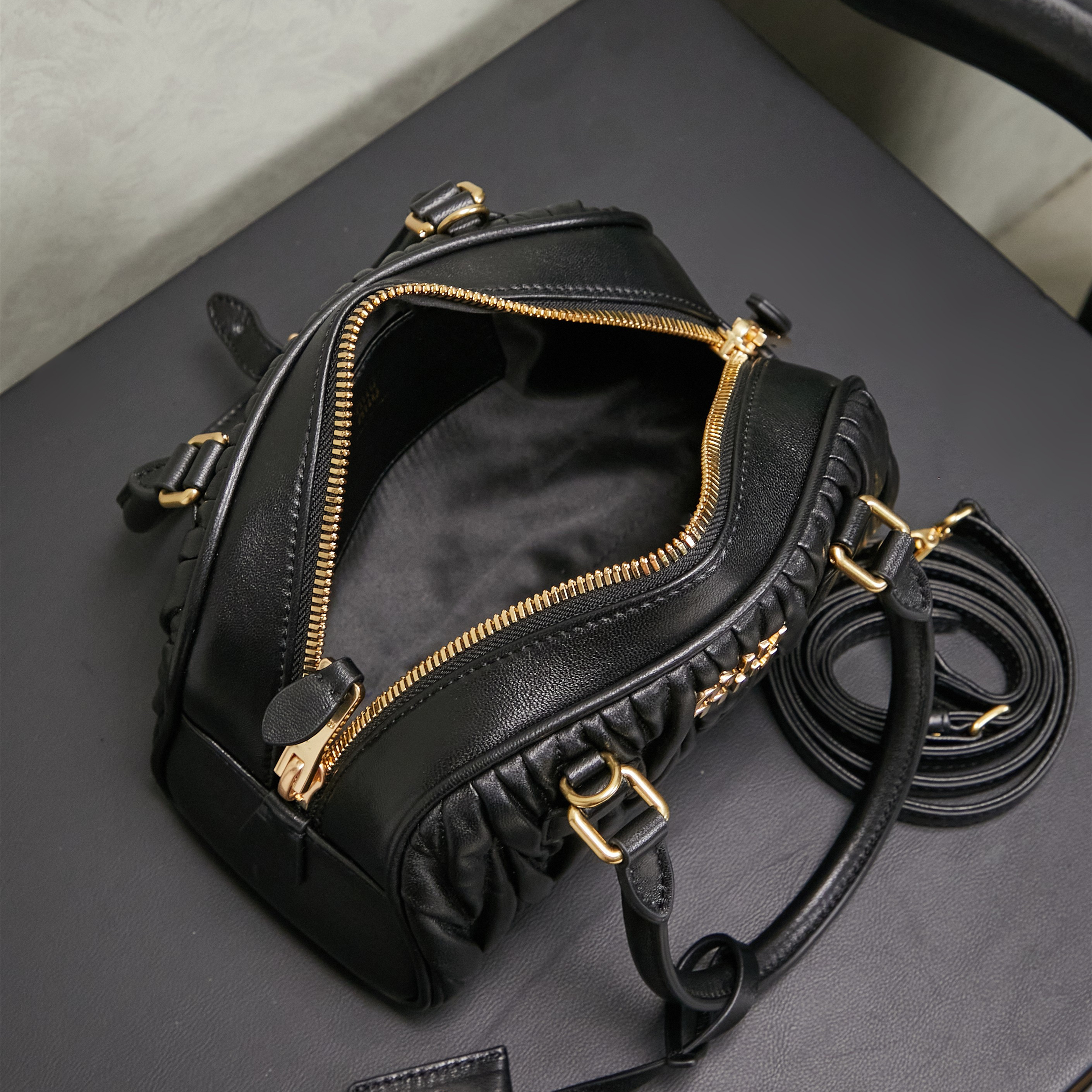高仿miumiu*Arcadie系列5BB191羊皮手提包黑色小號純原版本