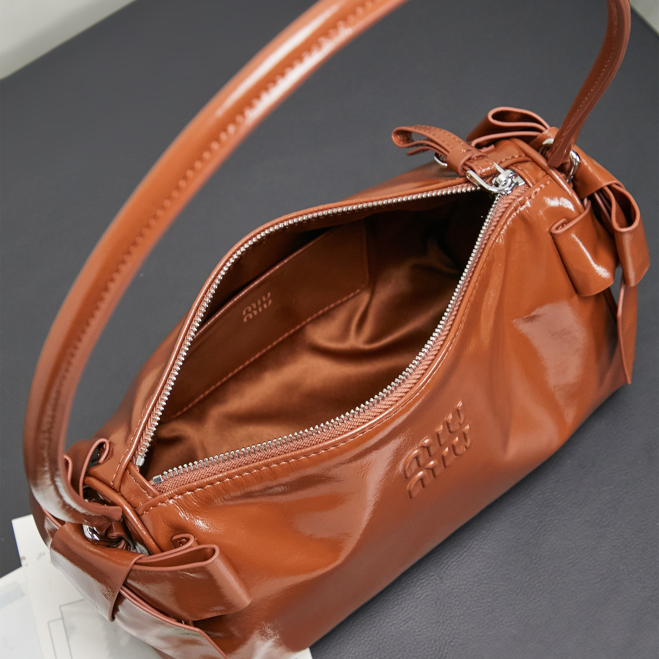 高仿miumiu*Ribbonbag系列5NE029牛皮手提包紫檀木色純原版本