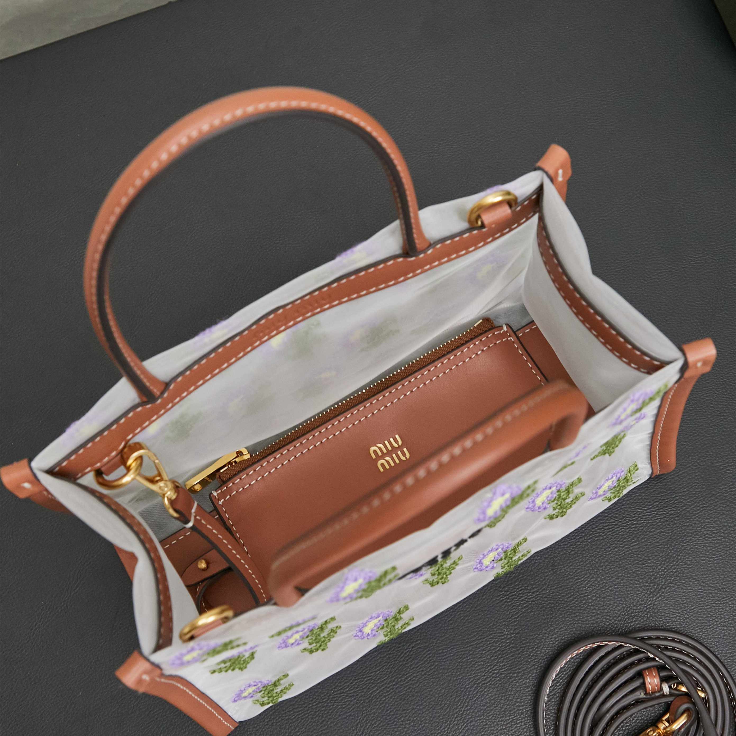高仿miumiu*Tote系列5BA310網狀刺繡手提袋干邑色純原版本