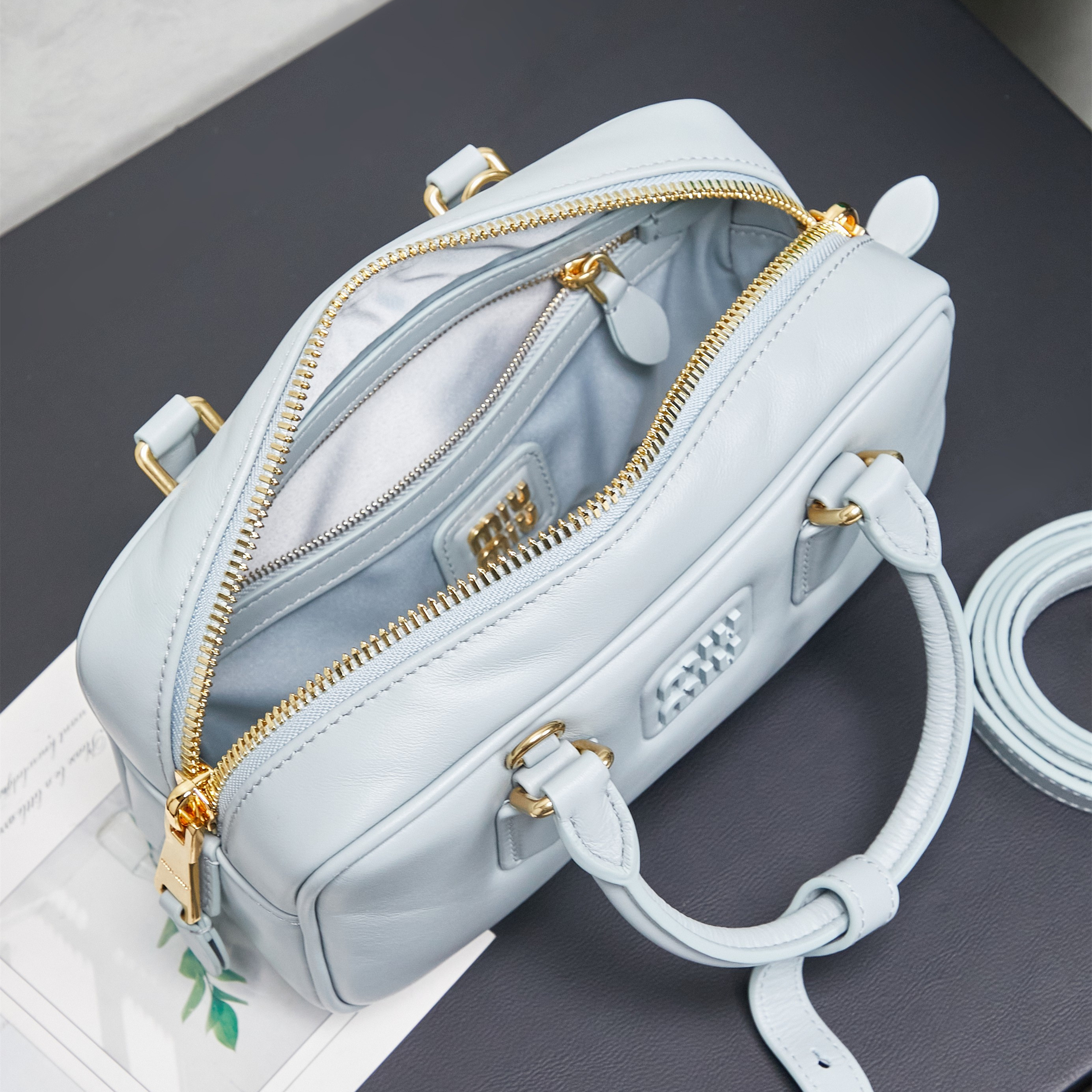 高仿miumiu*Arcadie系列5BB142小牛皮斜挎包淺藍色免檢版
