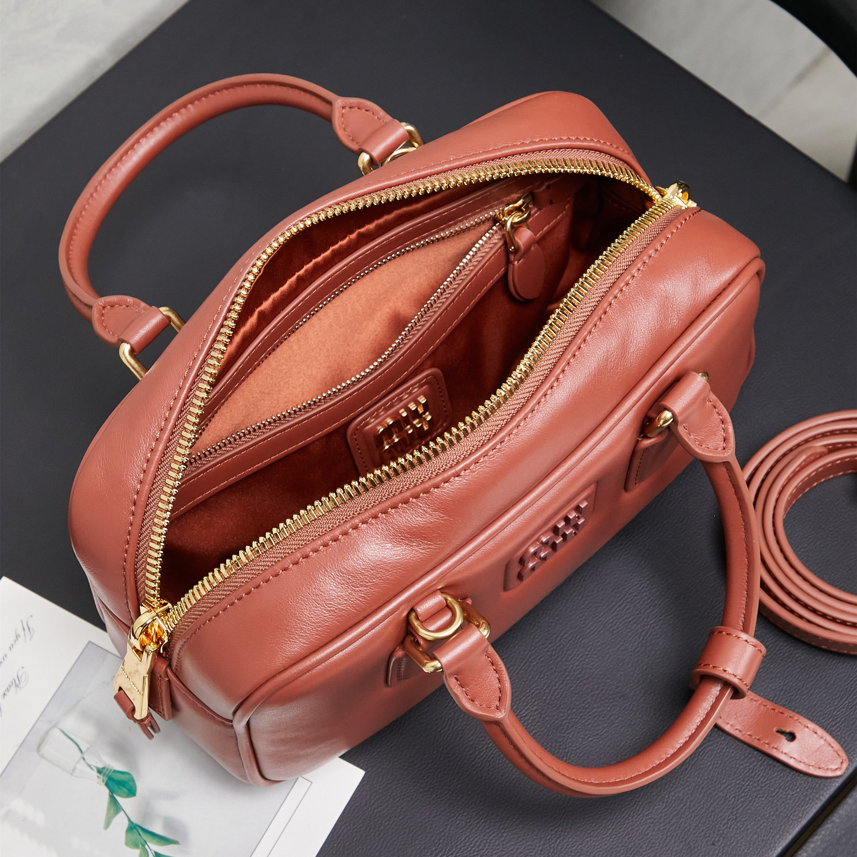 高仿miumiu*Arcadie系列5BB142小牛皮斜挎包鏽紅色免檢版