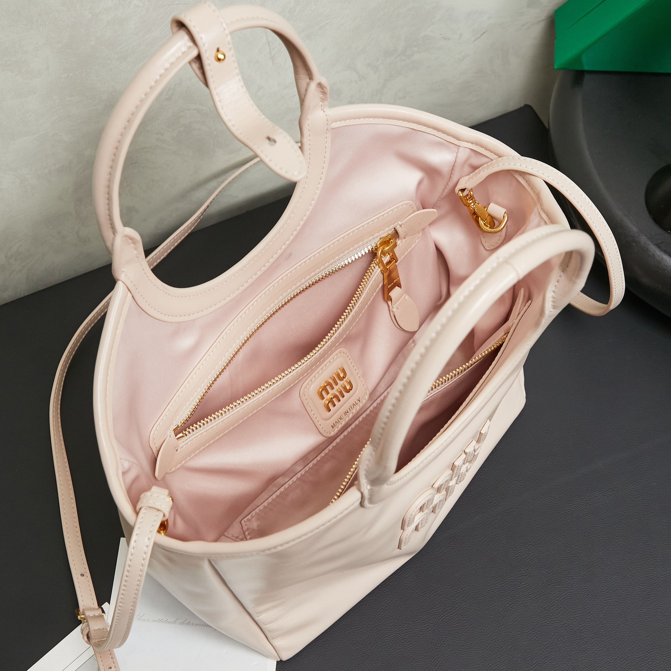 高仿miumiu*Ivy系列5BA284牛皮Tote包洞石色純原版本