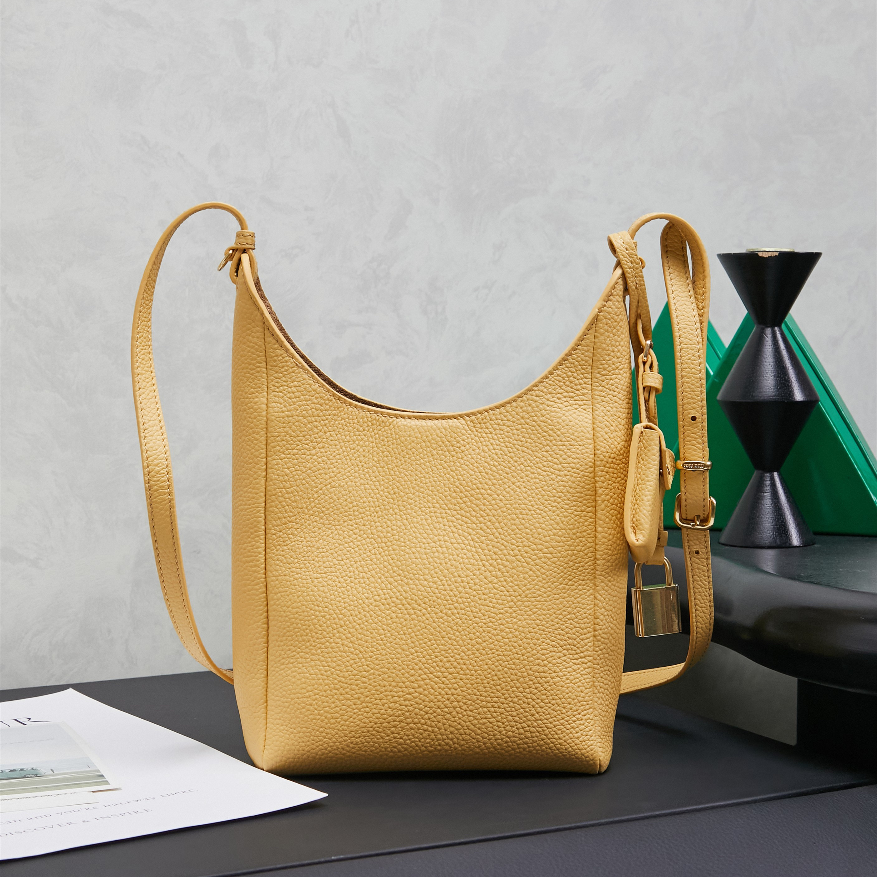 高仿miumiu*Tote系列5BE099牛皮斜跨包黃色mini純原版本