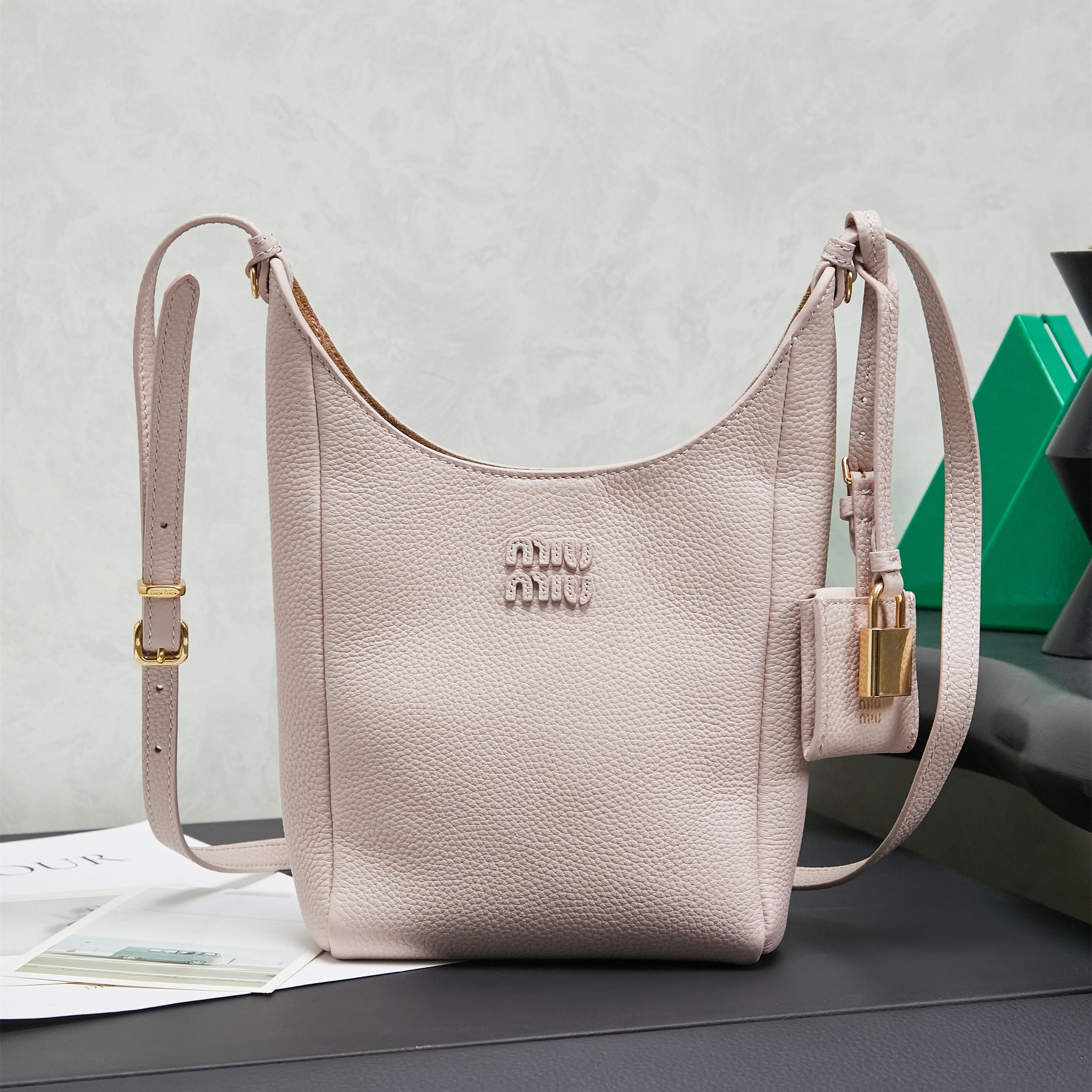高仿miumiu*Tote系列5BE099牛皮斜跨包粉色mini純原版本
