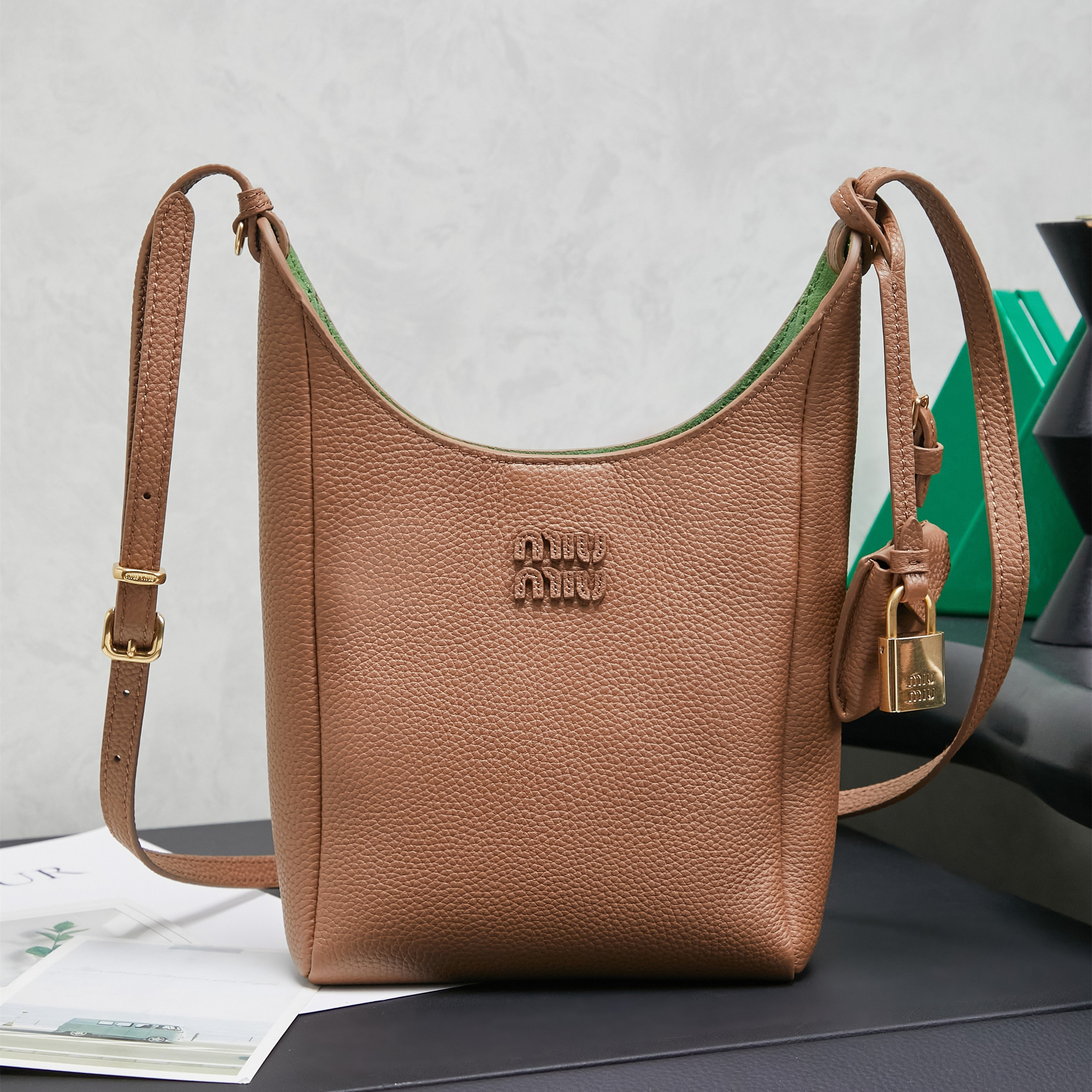 高仿miumiu*Tote系列5BE099牛皮斜跨包焦糖色mini純原版本