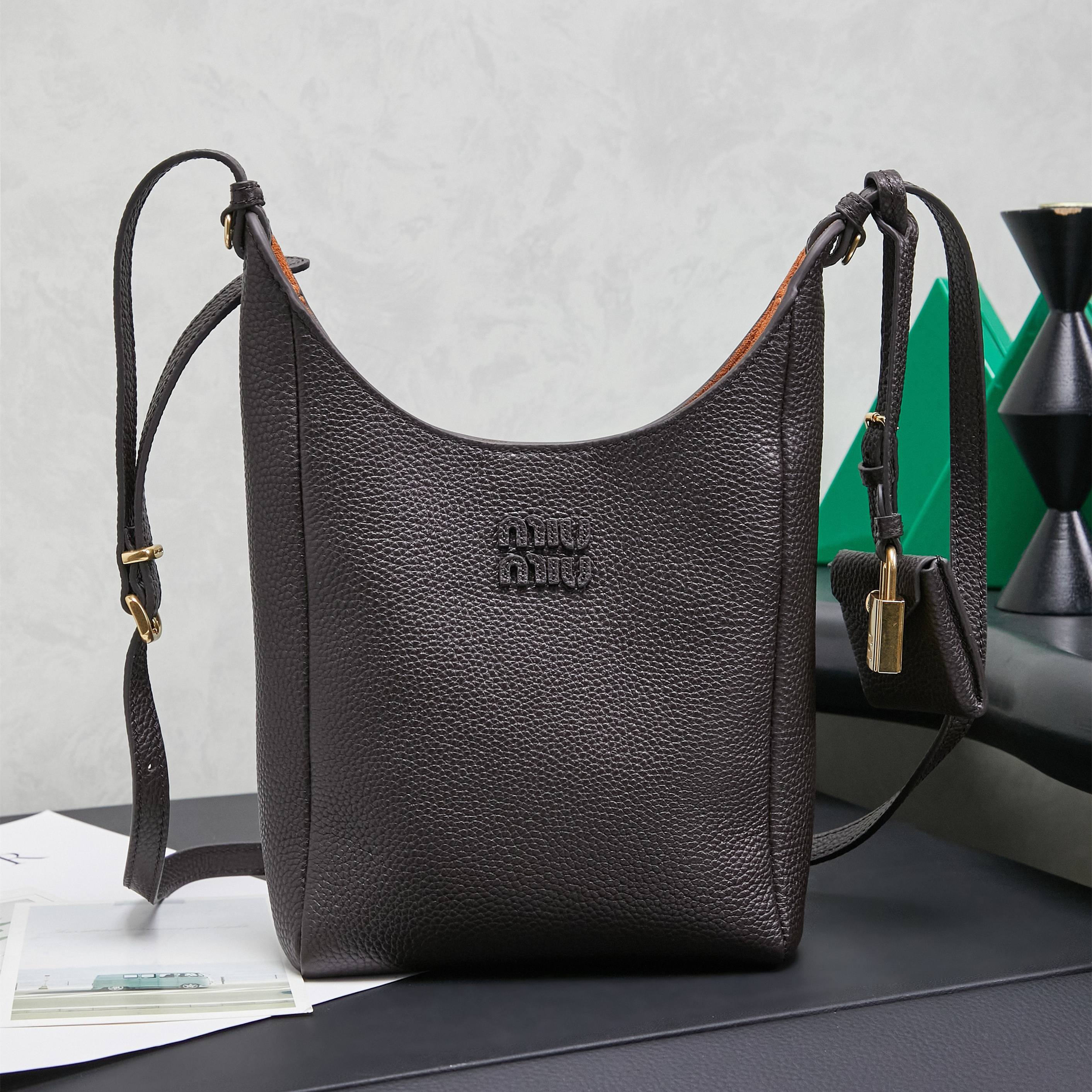 高仿miumiu*Tote系列5BE099牛皮斜跨包焦深棕色mini純原版本