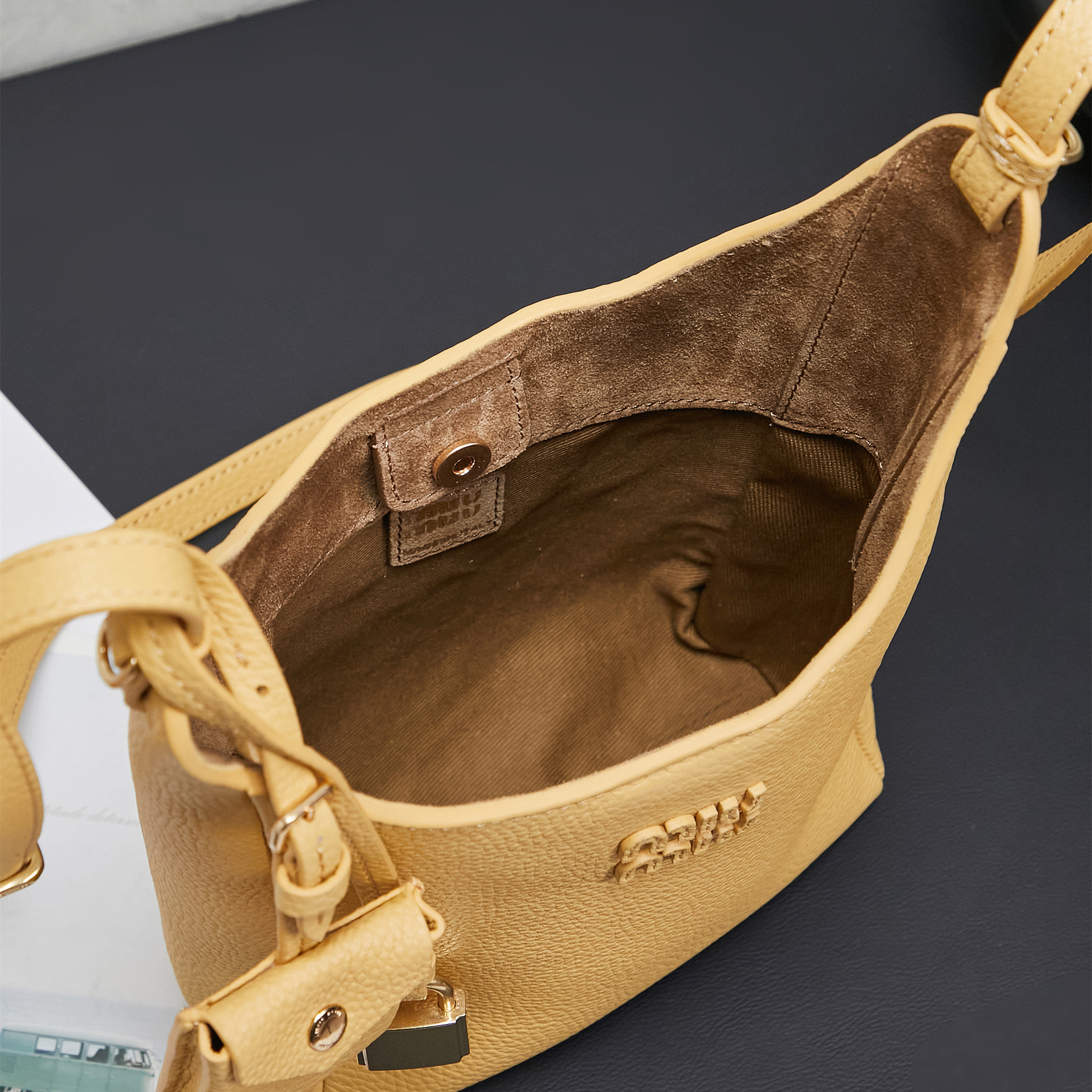 高仿miumiu*Tote系列5BE099牛皮斜跨包黃色mini純原版本