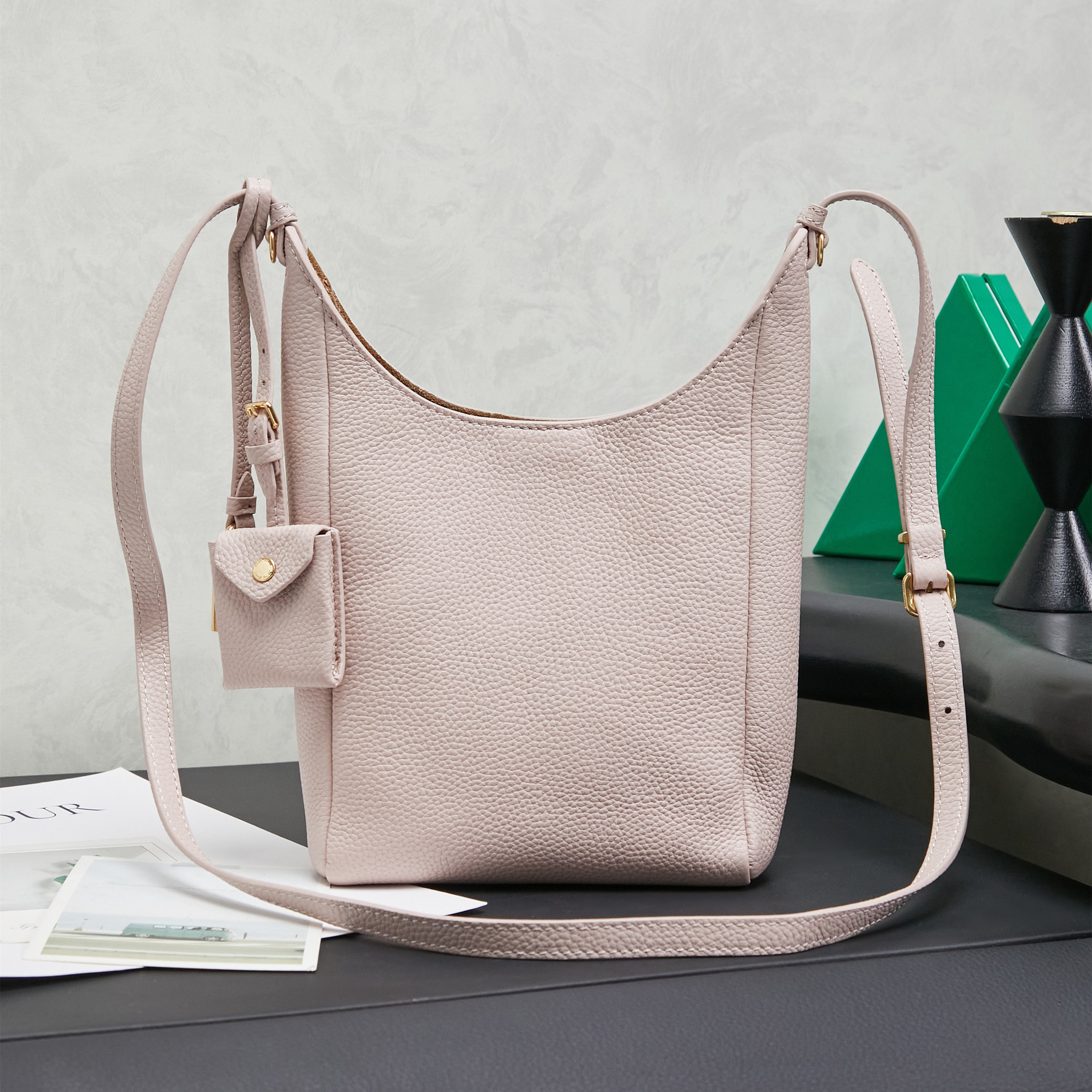 高仿miumiu*Tote系列5BE099牛皮斜跨包粉色mini純原版本