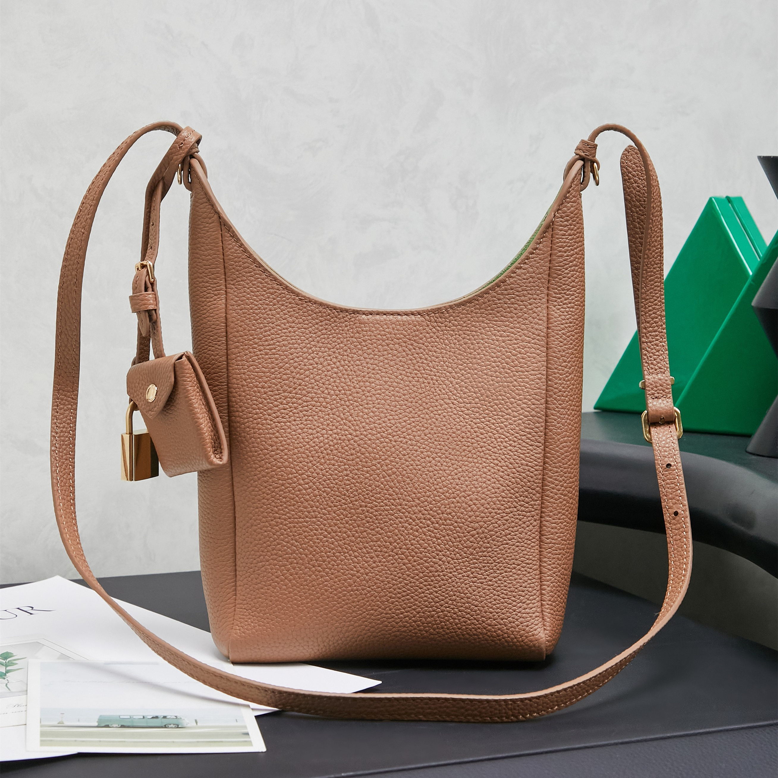 高仿miumiu*Tote系列5BE099牛皮斜跨包焦糖色mini純原版本