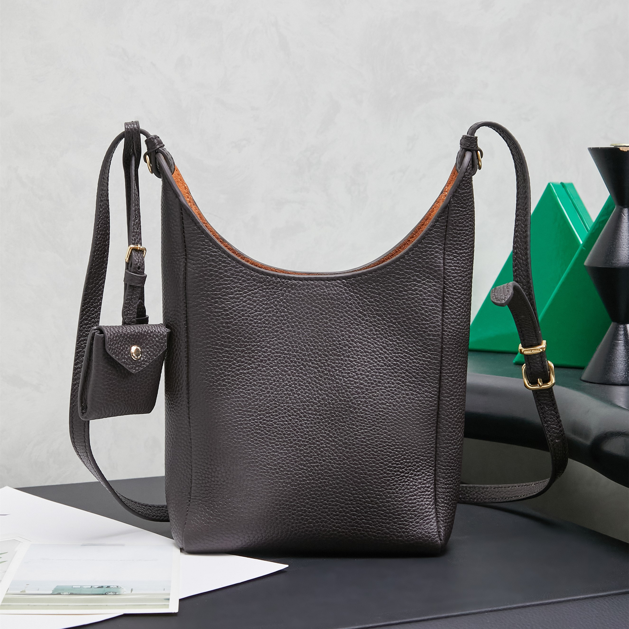 高仿miumiu*Tote系列5BE099牛皮斜跨包焦深棕色mini純原版本