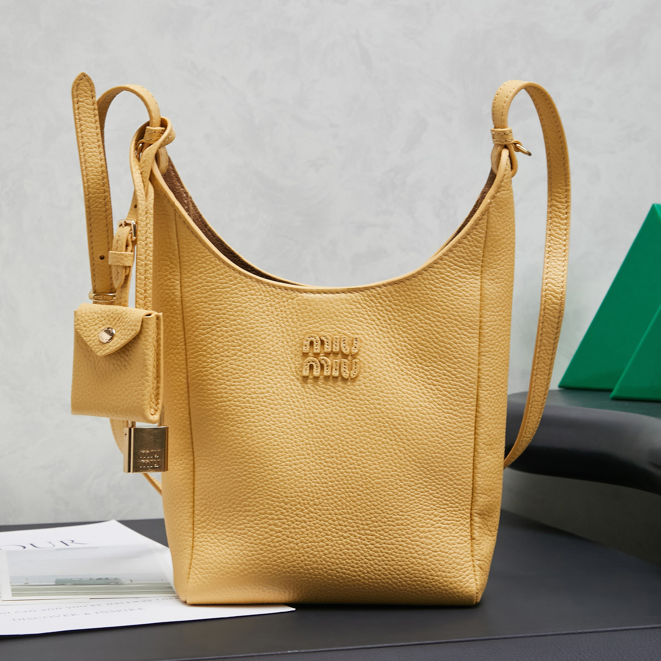 高仿miumiu*Tote系列5BE099牛皮斜跨包黃色mini純原版本
