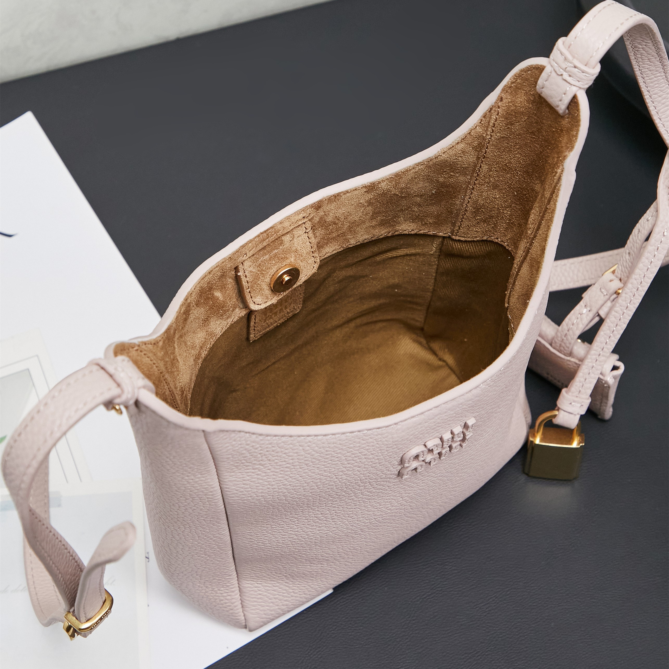高仿miumiu*Tote系列5BE099牛皮斜跨包粉色mini純原版本