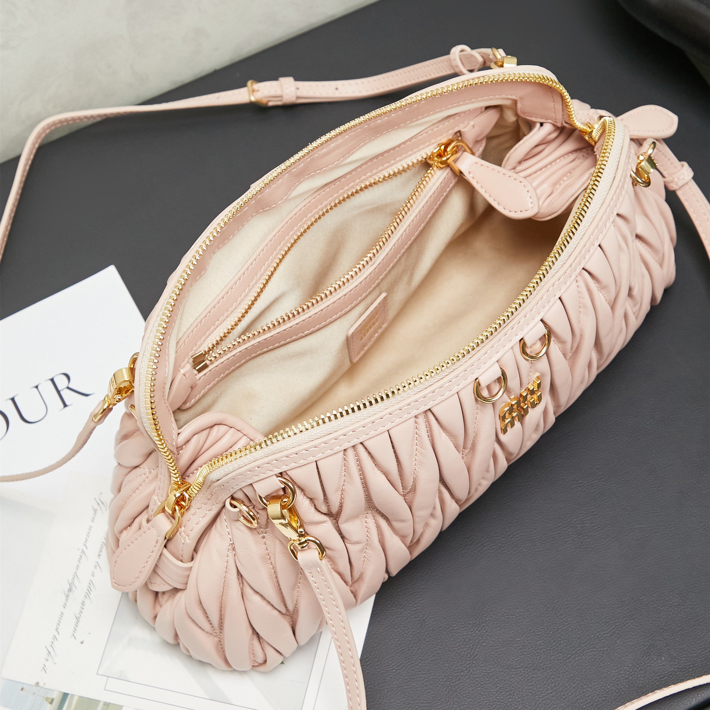 高仿miumiu*Matelasse系列5BF130羊皮單肩包粉色純原版本