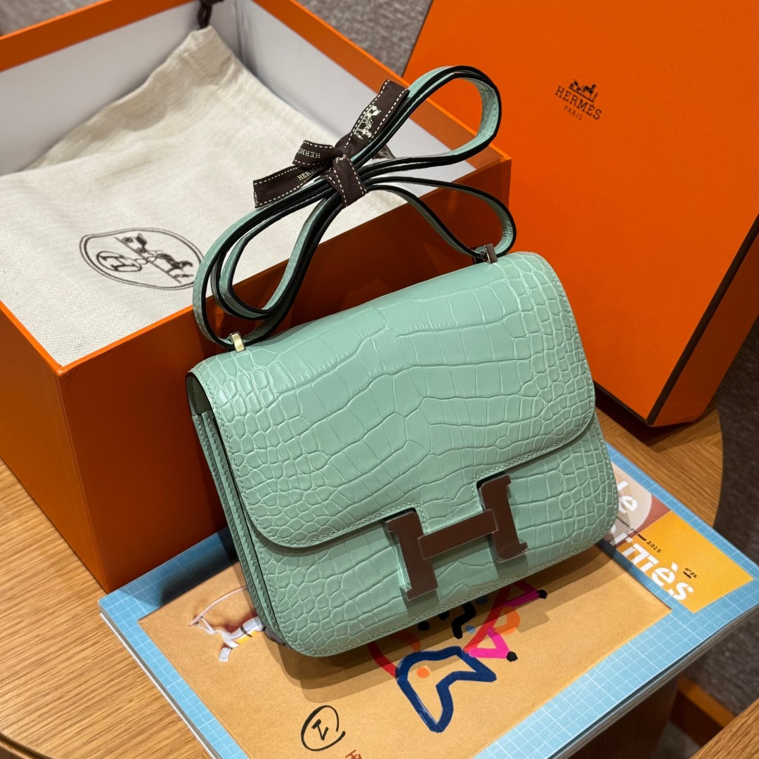 高仿Hermes*Constance19系列H080169CM6W薄荷綠鱷魚皮銀扣純手工