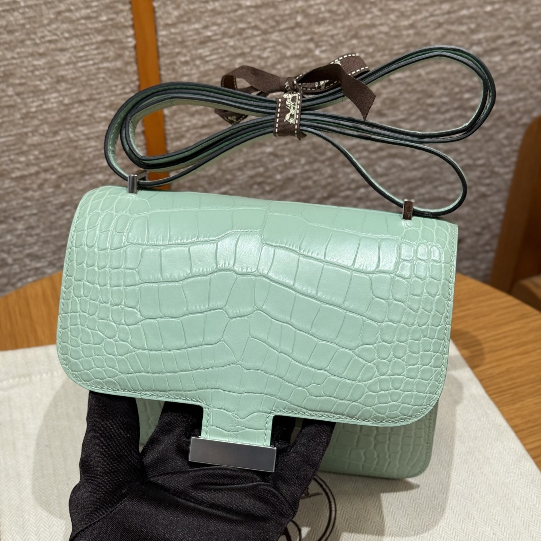 高仿Hermes*Constance19系列H080169CM6W薄荷綠鱷魚皮銀扣純手工