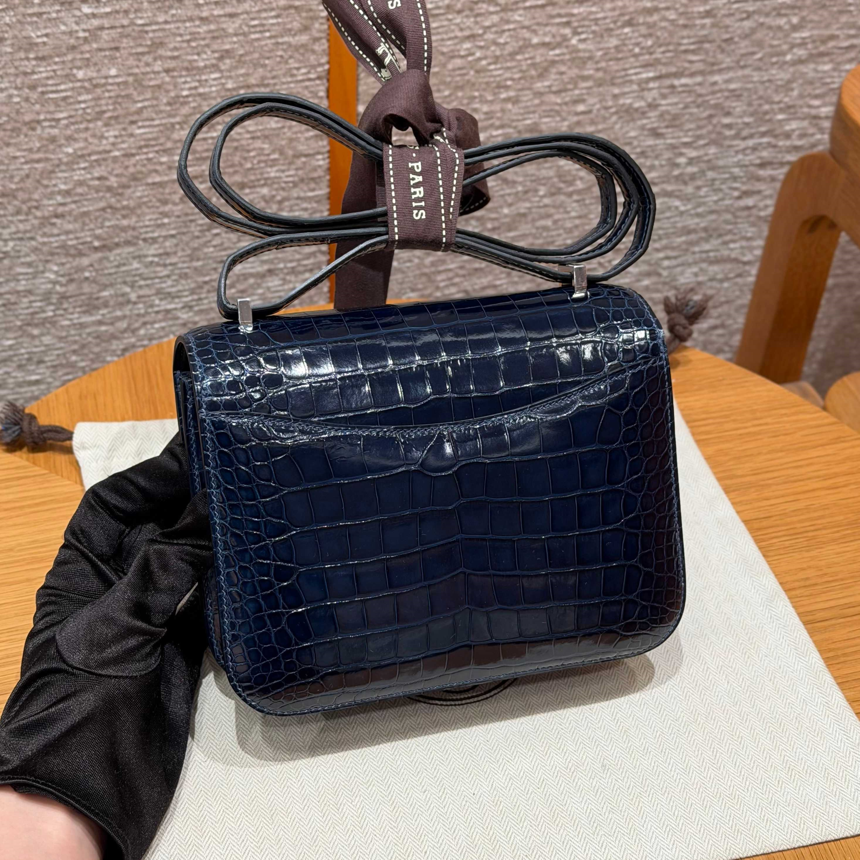 高仿Hermes*Constance19系列H080169CK78深海藍鱷魚皮銀扣純手工