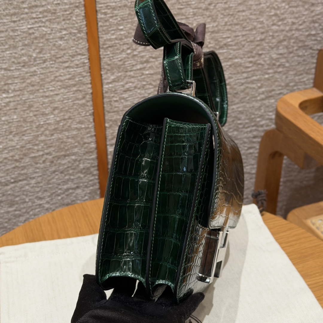 高仿Hermes*Constance24系列H080170CK67祖母綠鱷魚皮銀扣純手工