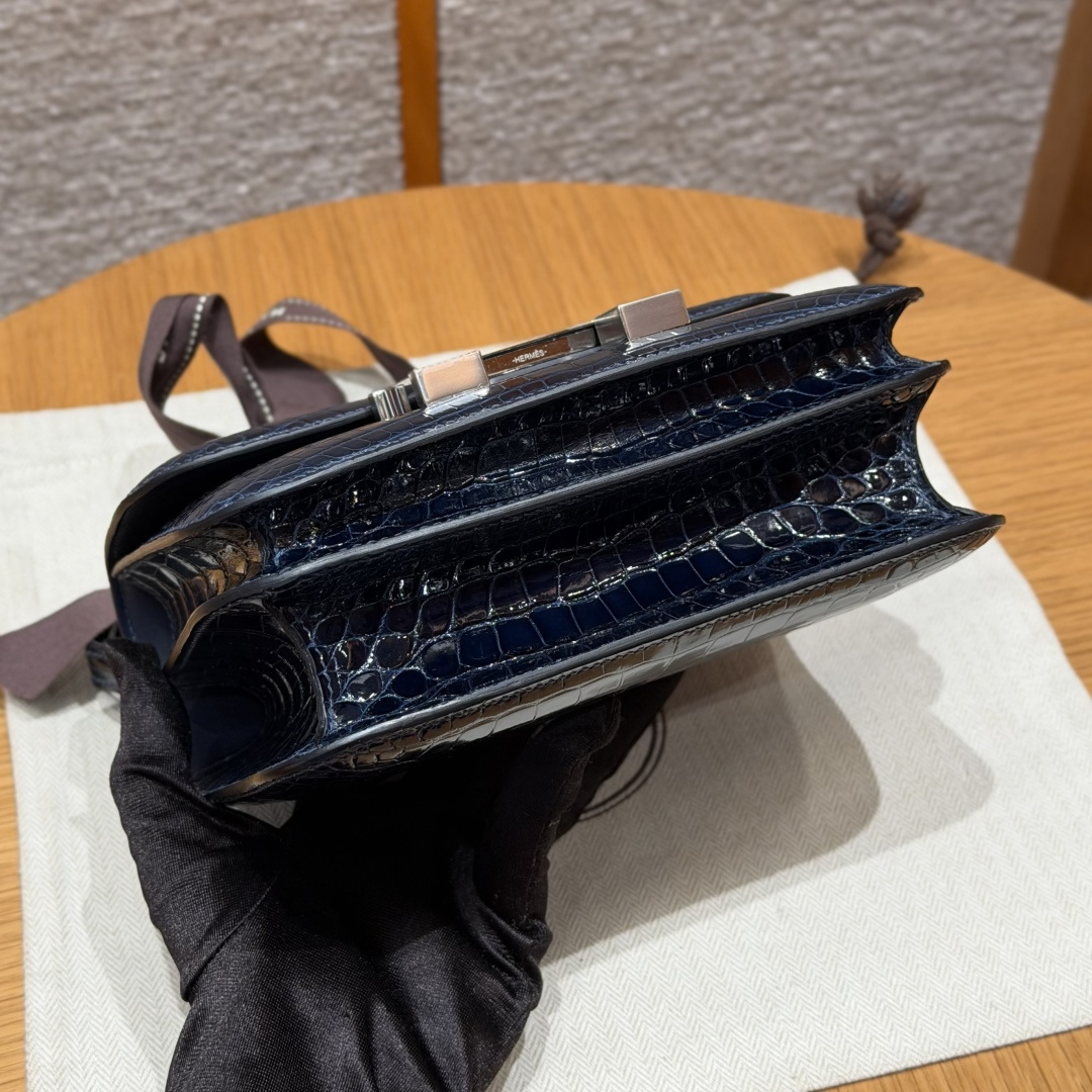 高仿Hermes*Constance19系列H080169CK78深海藍鱷魚皮銀扣純手工
