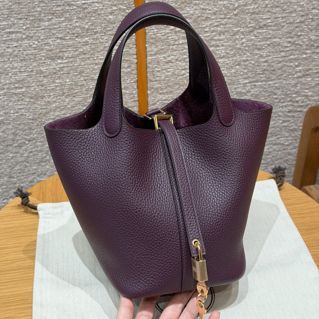 高仿Hermes*Picotin Lock18系列H56289TCN5黑加侖紫牛皮金扣純手工
