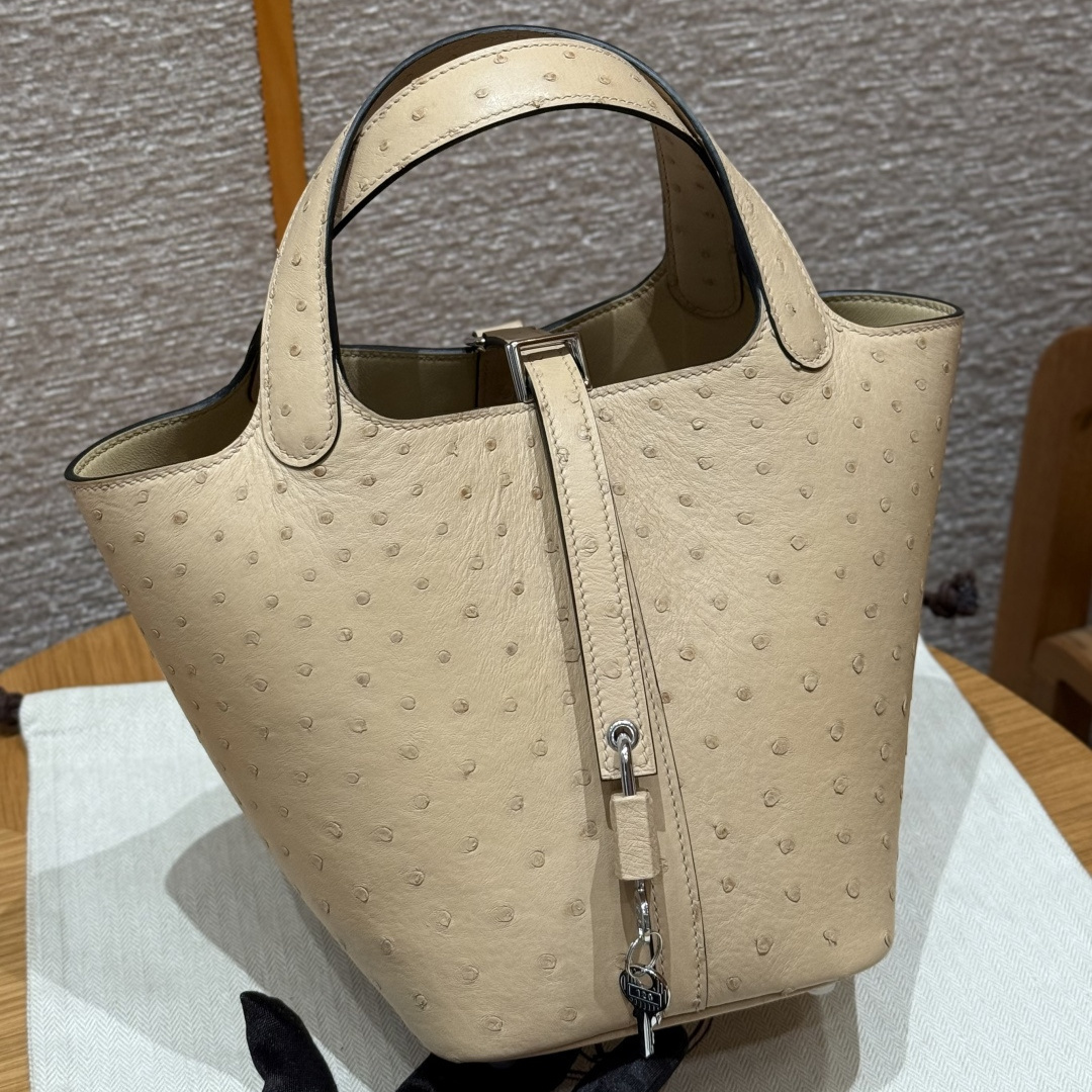 高仿Hermes*Picotin Lock18系列H56289OSS2風衣灰鴕鳥皮銀扣純手工
