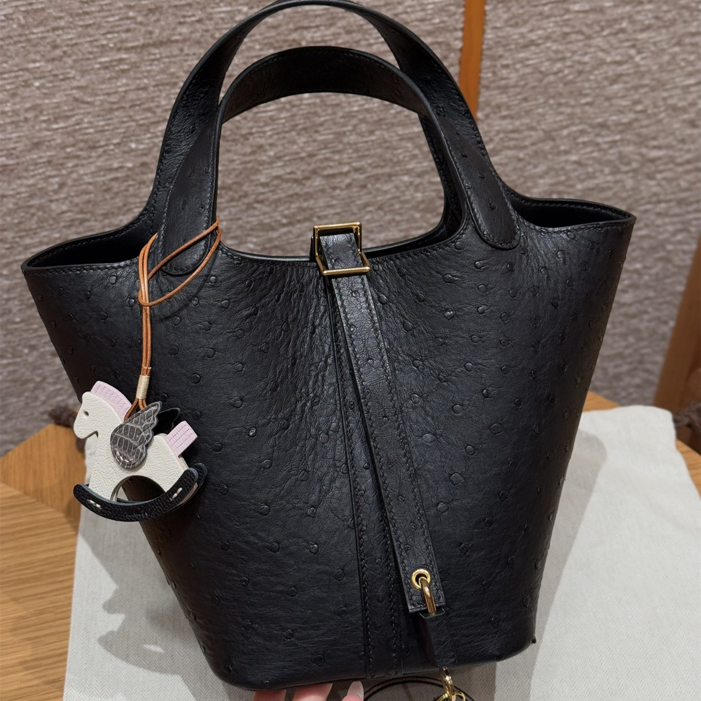 高仿Hermes*Picotin Lock18系列H56289OS89黑色鴕鳥皮金扣純手工