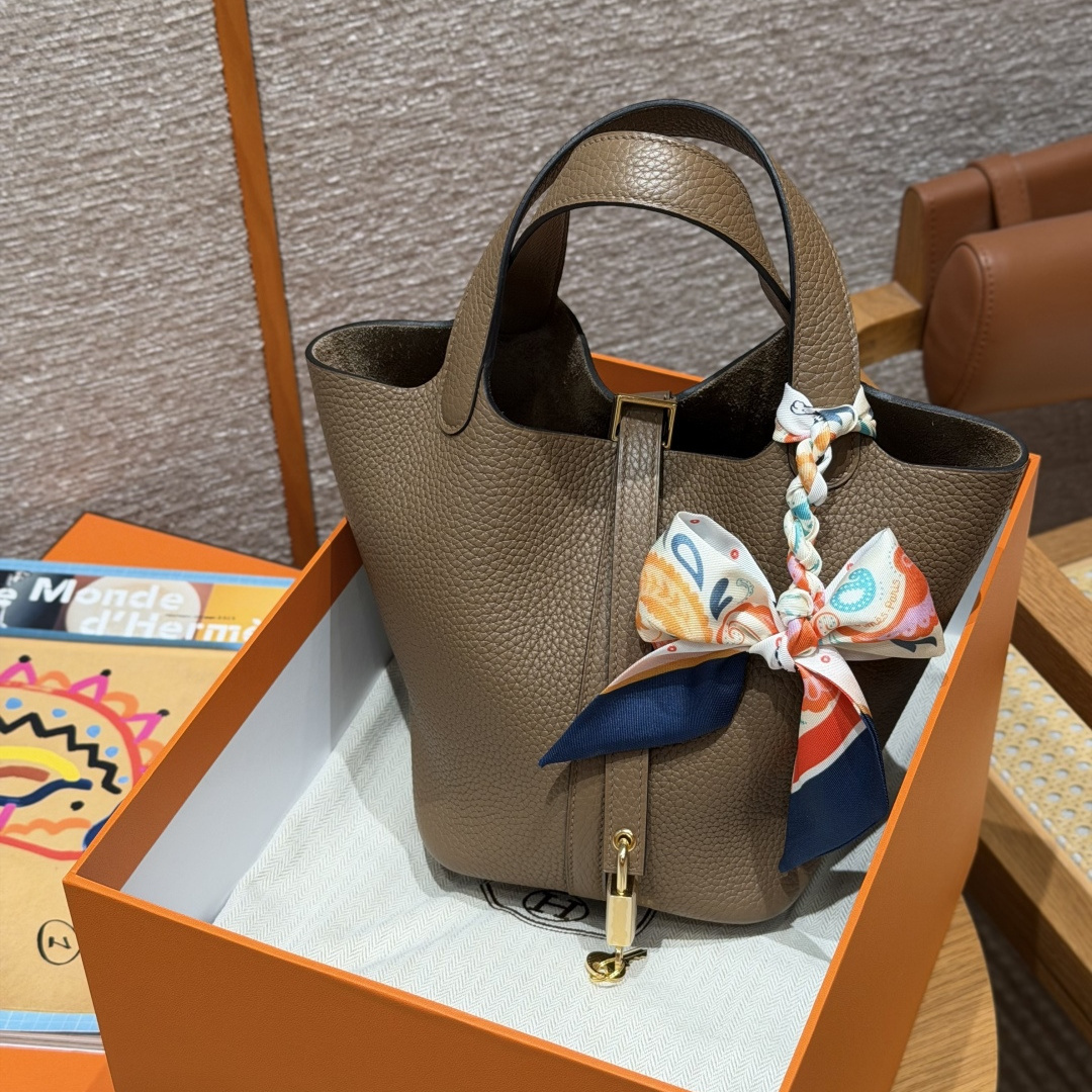 高仿Hermes*Picotin Lock18系列H56289TCDO威馬犬米色牛皮金扣純手工