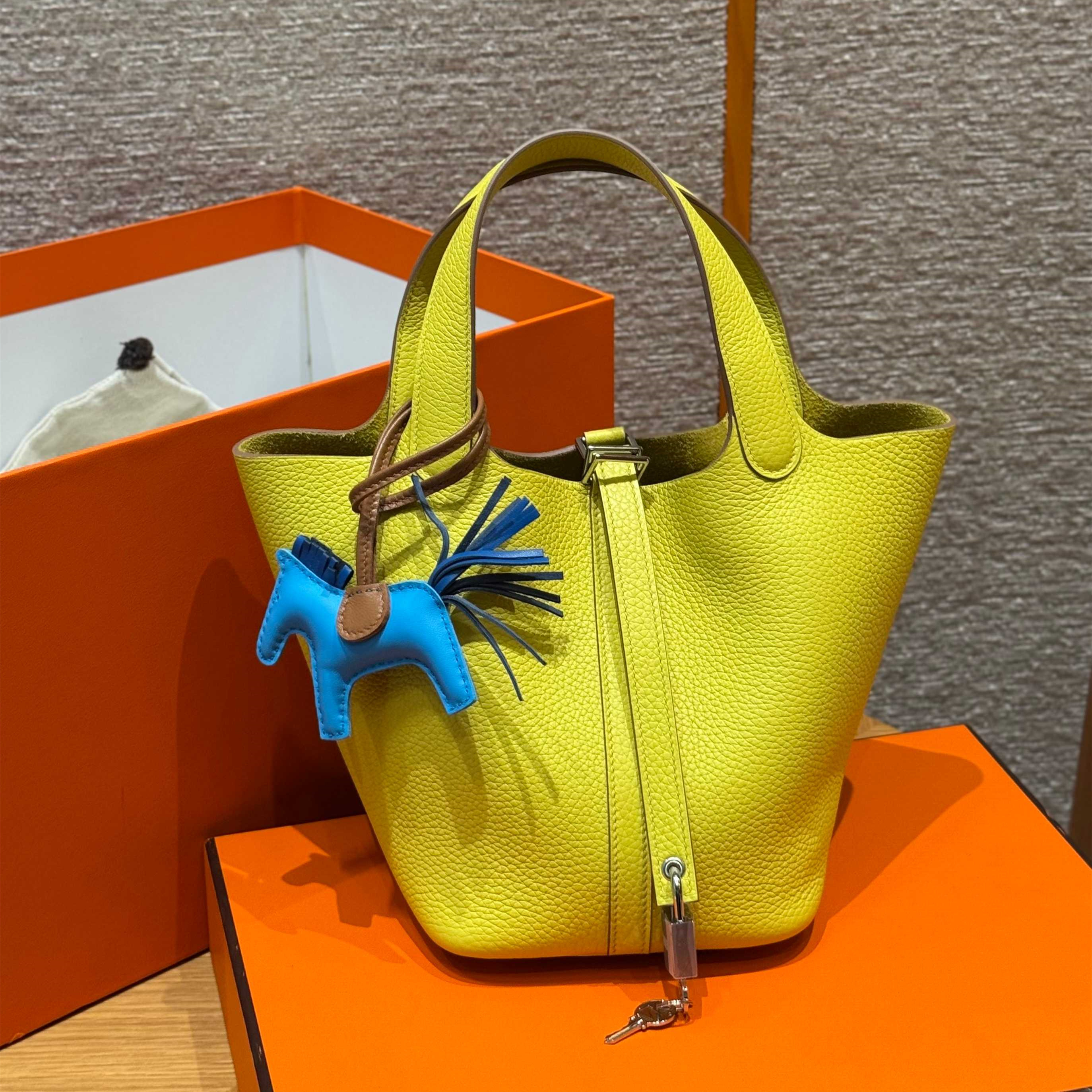 高仿Hermes*Picotin Lock18系列H56289TC9R檸檬黃牛皮銀扣純手工