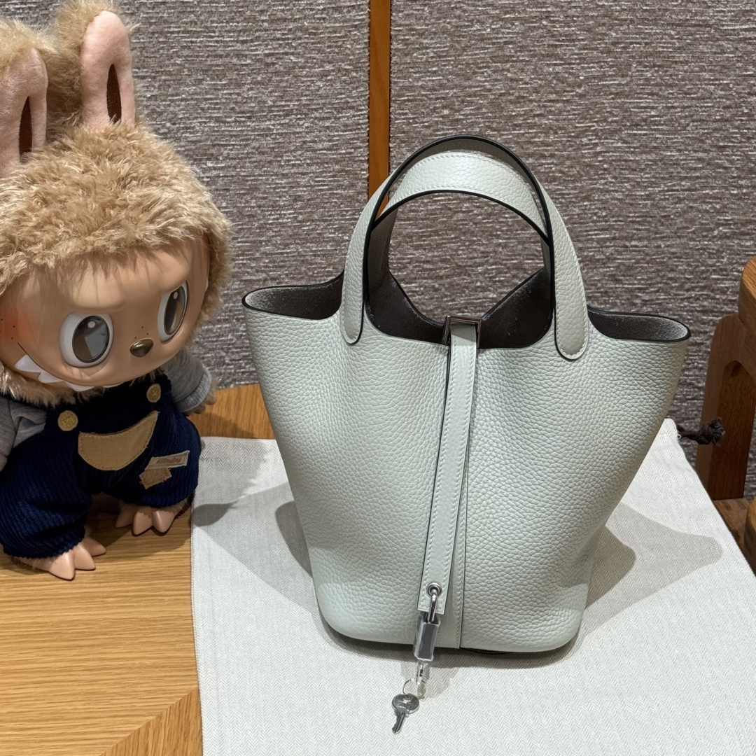 高仿Hermes*Picotin Lock18系列H56289TC0W冰晶灰牛皮銀扣純手工