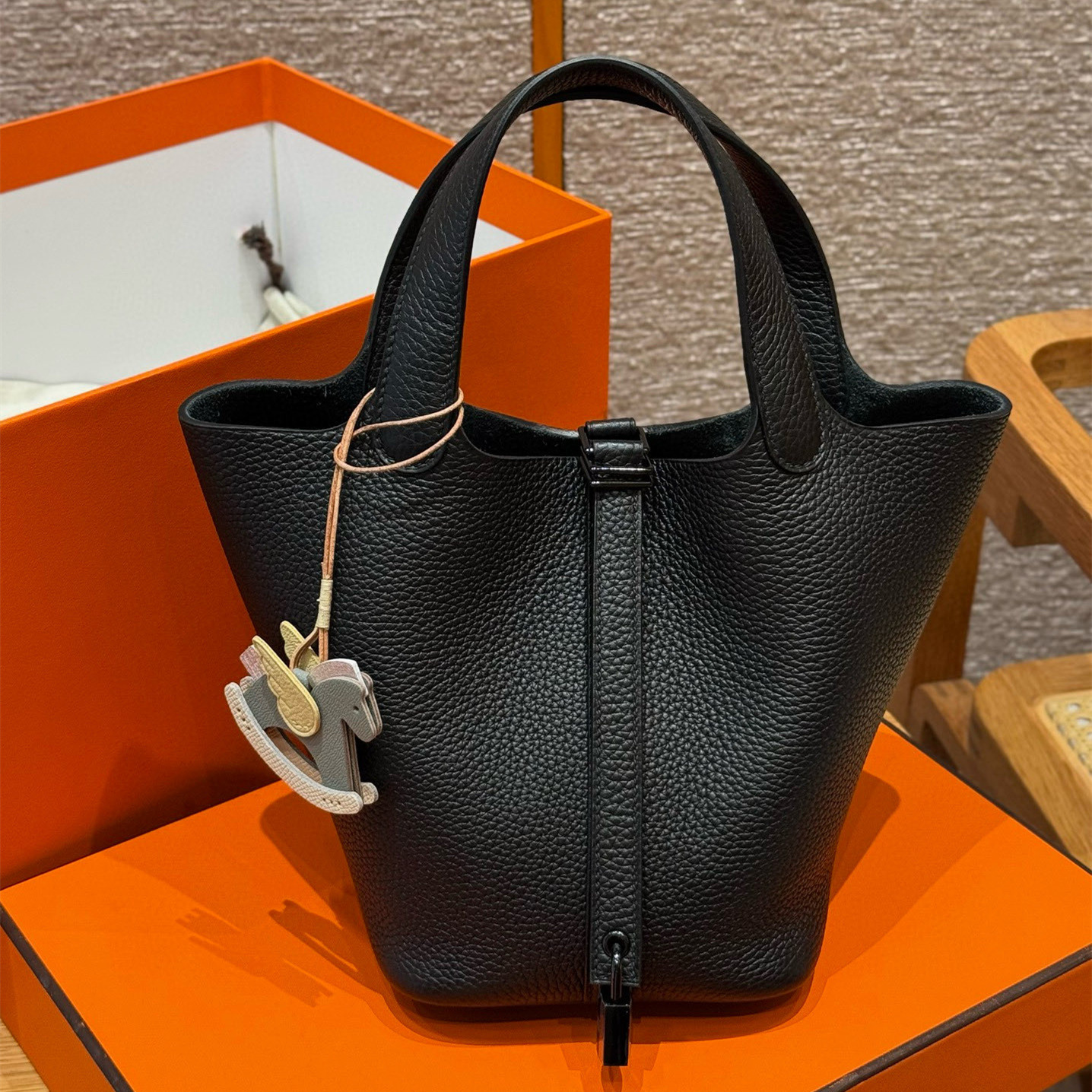 高仿Hermes*Picotin Lock18系列H56289TC89黑色牛皮黑扣純手工