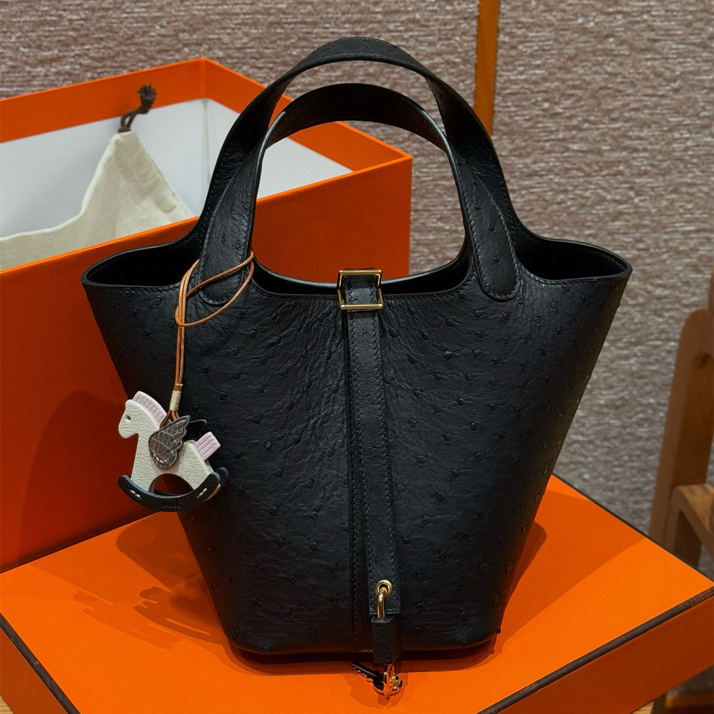高仿Hermes*Picotin Lock18系列H56289OS89黑色鴕鳥皮金扣純手工