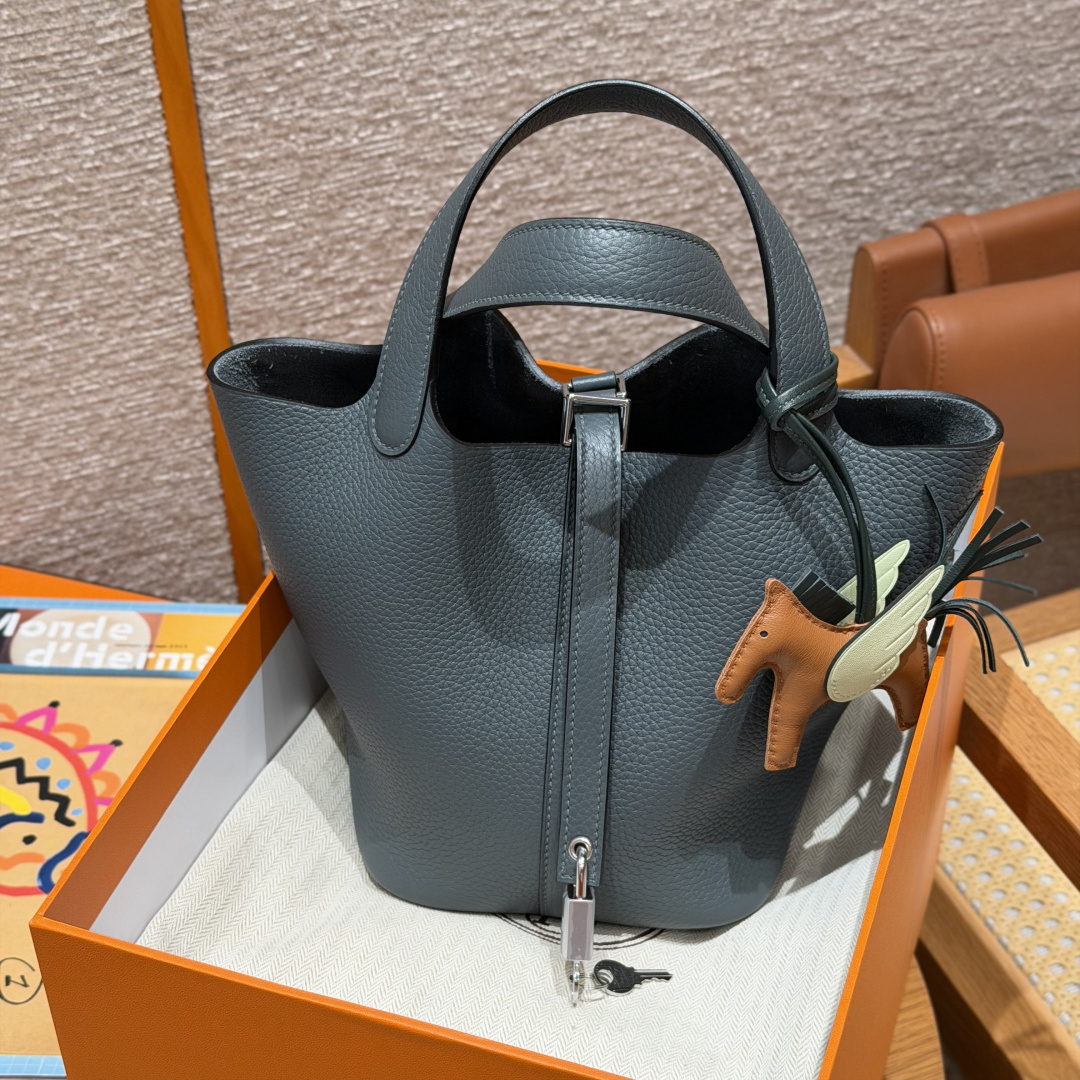 高仿Hermes*Picotin Lock18系列H56289TCY7颶風藍牛皮銀扣純手工