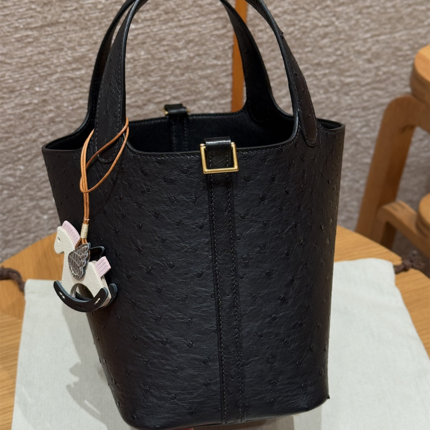 高仿Hermes*Picotin Lock18系列H56289OS89黑色鴕鳥皮金扣純手工
