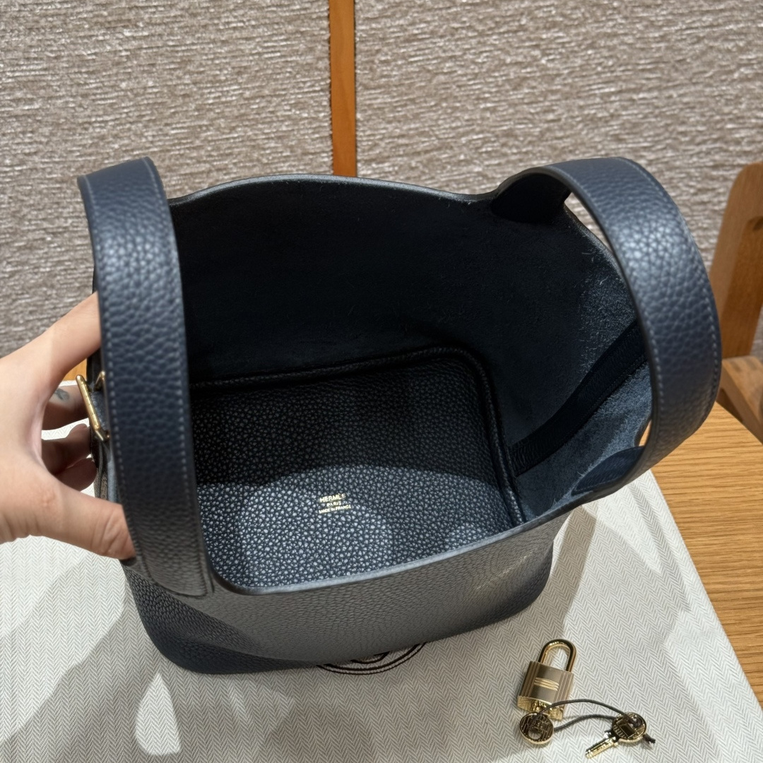 高仿Hermes*Picotin Lock18系列H56289TC2Z午夜藍牛皮金扣純手工