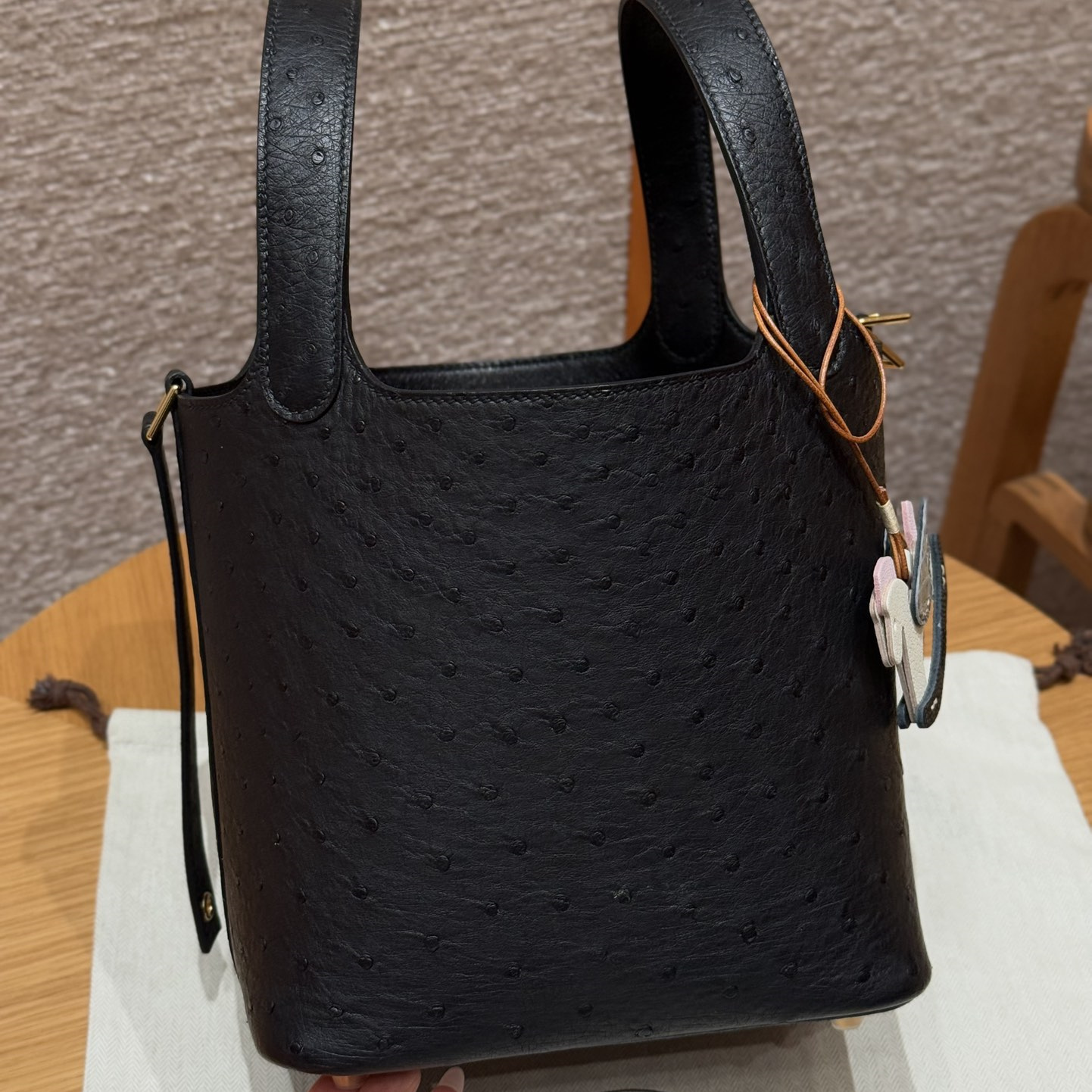 高仿Hermes*Picotin Lock18系列H56289OS89黑色鴕鳥皮金扣純手工