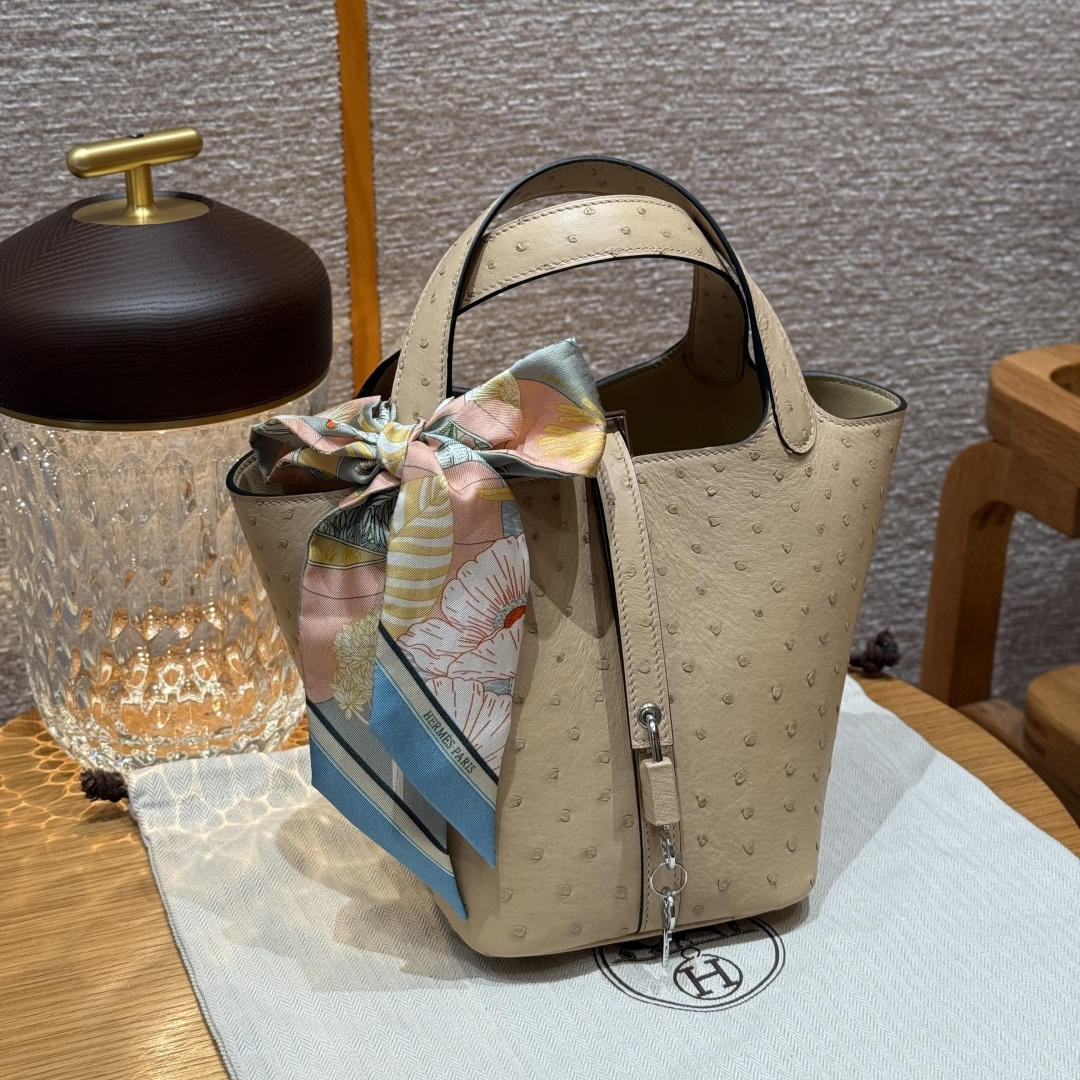 高仿Hermes*Picotin Lock18系列H56289OSS2風衣灰鴕鳥皮銀扣純手工