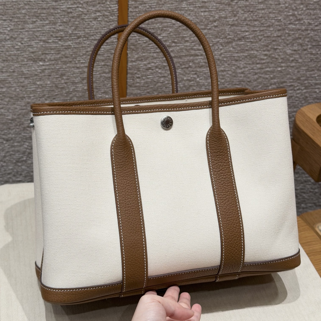 高仿Hermes*Garden Party30系列H0695738L37冰川白拼金棕色帆布牛皮銀扣純手工