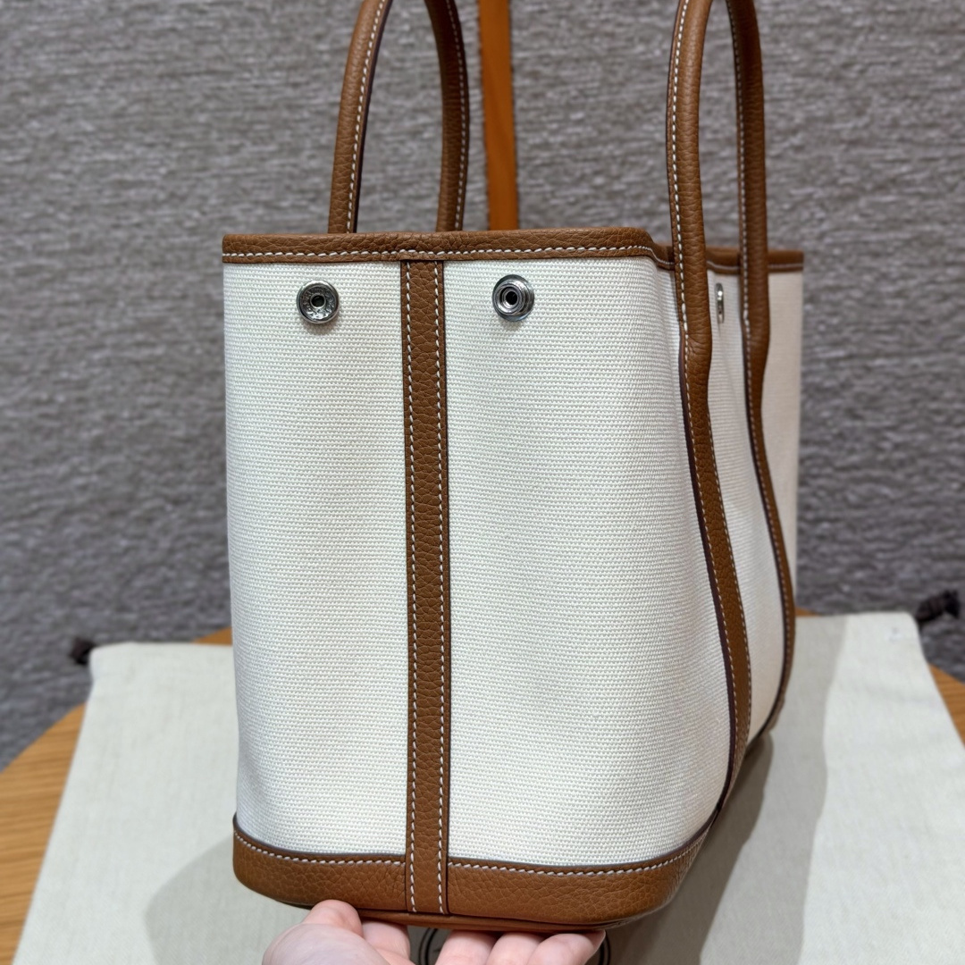 高仿Hermes*Garden Party30系列H0695738L37冰川白拼金棕色帆布牛皮銀扣純手工